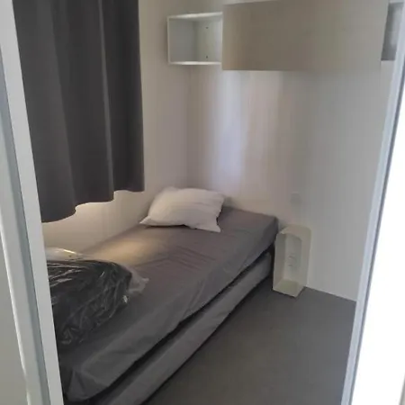 Mobil-home 98 مكان تخييم *